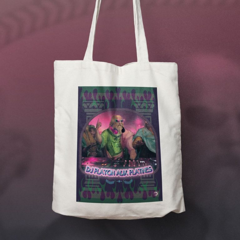 Sac tote-bag blanc avec illustration d'un montage photo de Platon en DJ. Il est ecrit "DJ Platon aux Platines" en lettres chromées en 3D
